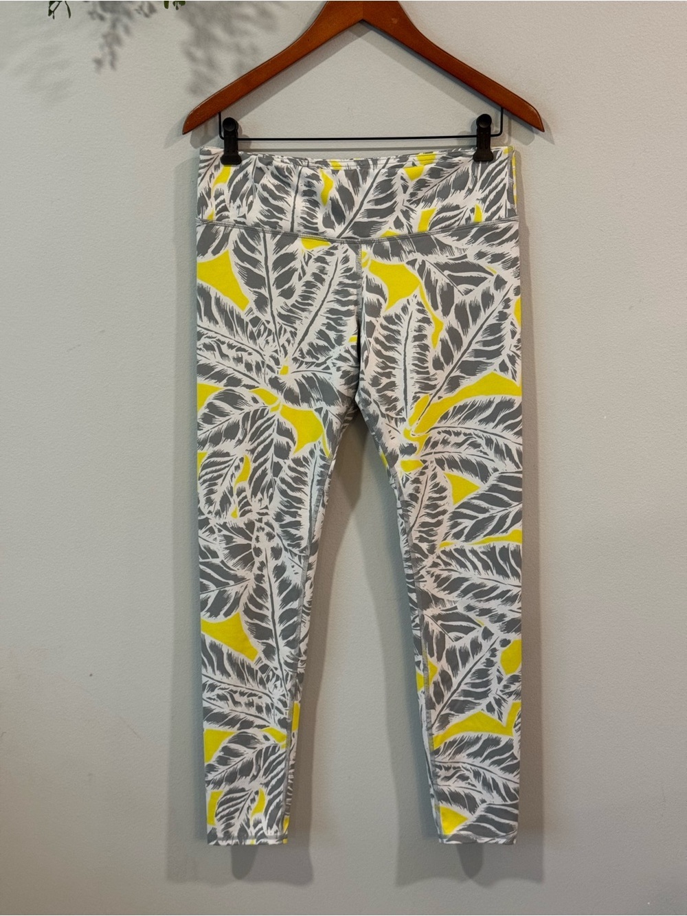 ALO Yoga Gray & Yellow Leaf-Print Leggings